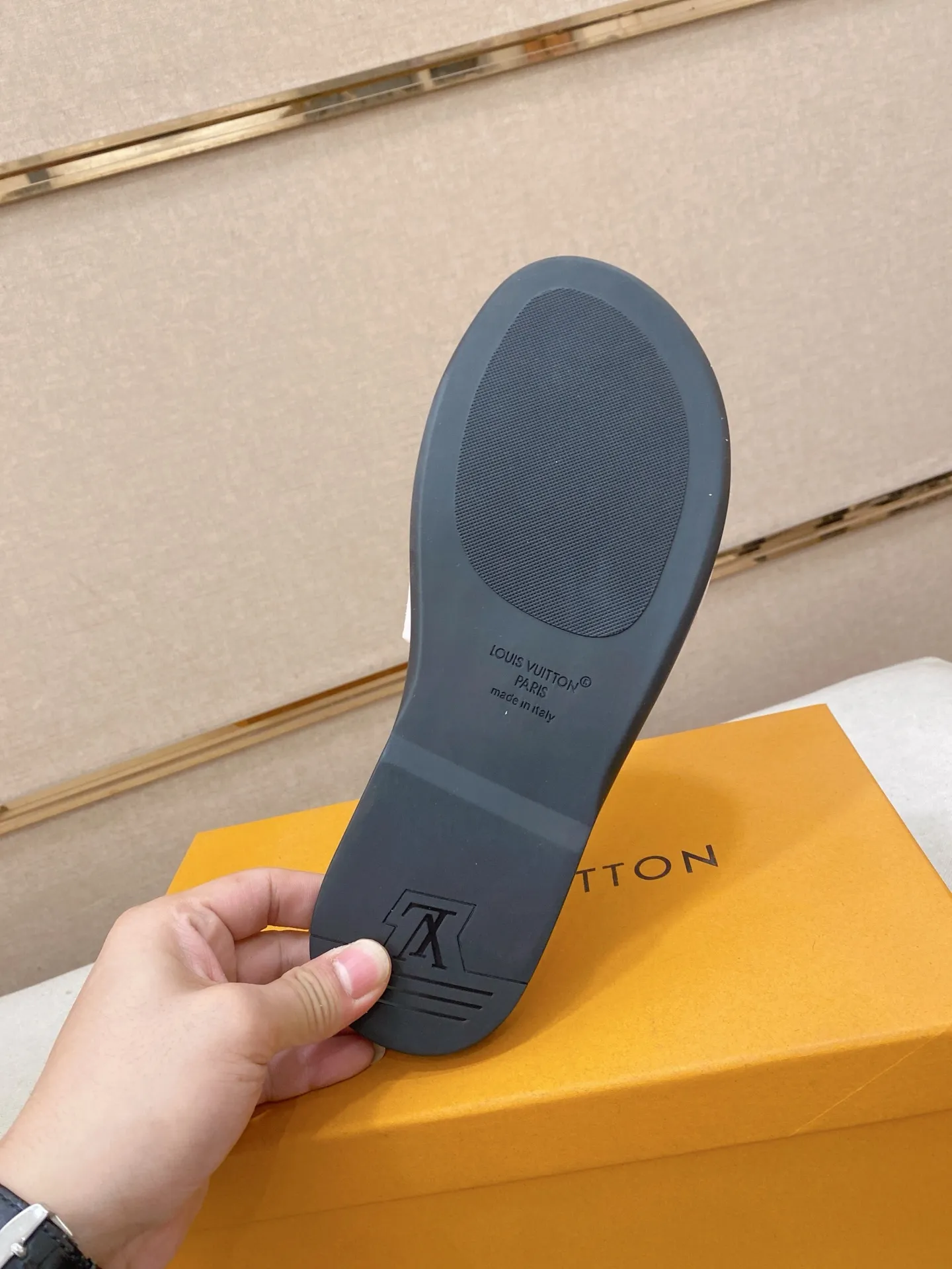Men's shoes 💰: 340💰Made by LV🔍Top purchasing agents. Men's spring and summer slippers are available at the same counter. The uppers are imported cowhide from Italy, with logo graphics and high-quality craftsmanship. Soles: original soles specially provided by the original factory. Exclusive movable molded soles are super comfortable. Original goods follow orders. 🔍🔍High quality. You can enter and exit the counter at will. Welcome to compare. Size 38-44. Can be customized45